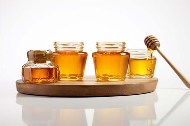 テーブルを飾った3杯の蜂蜜