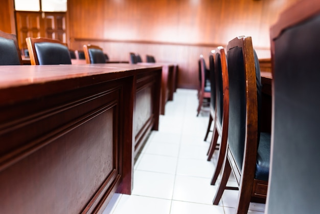 사진 사법부의 법정에있는 테이블과 의자.