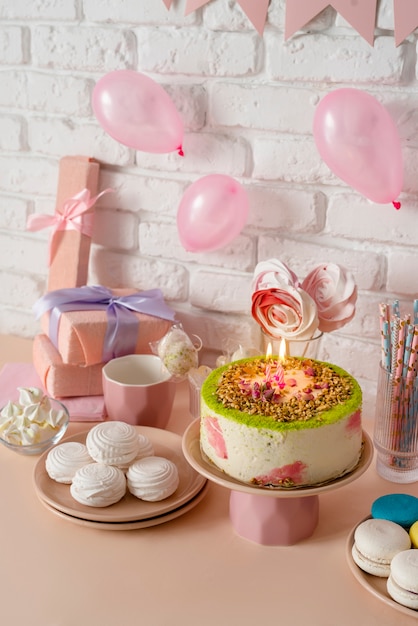 사진 케이크와 선물로 생일 이벤트를 위한 테이블 배치