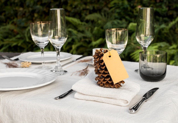 Table arrangement with pine cone