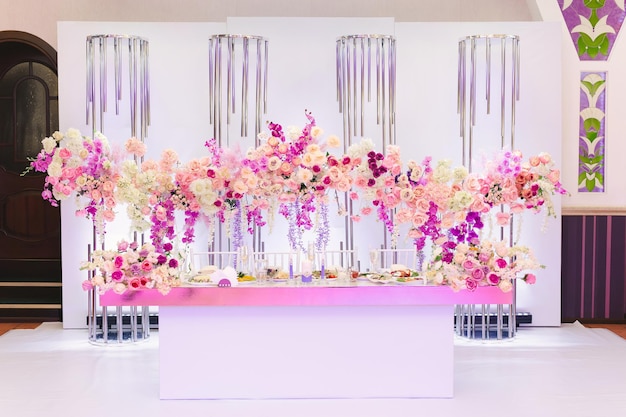La tavola degli sposi dai colori vivaci. decorazioni per matrimoni al banchetto. Foto Premium