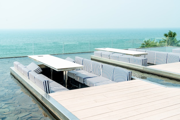 Photo table and chair in restaurant with sea view