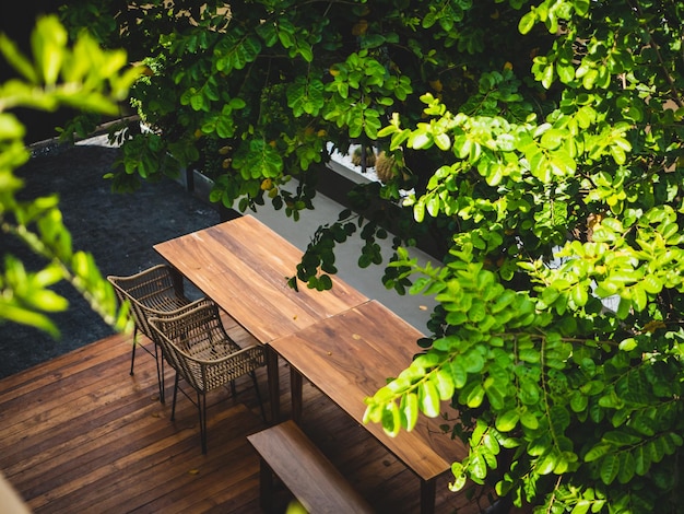 Стол и стулья в садовом кафе.