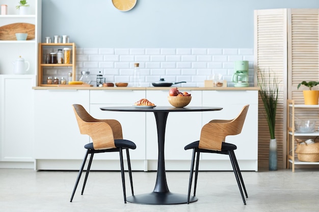 Стол и стулья в минималистичной кухне