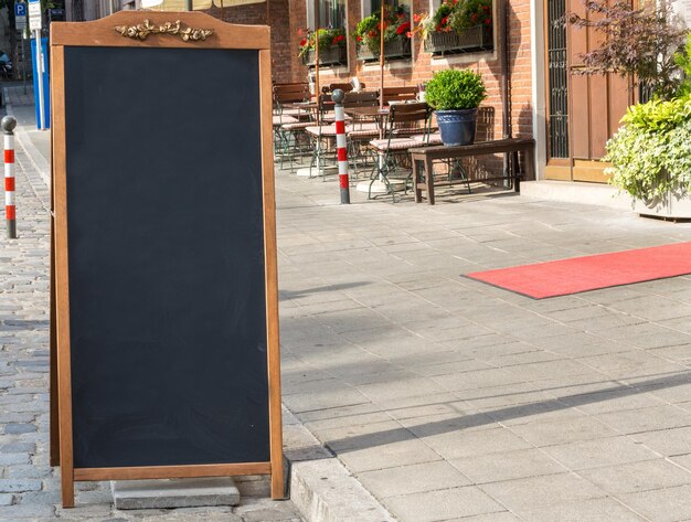 Photo table and chairs on sidewalk by building