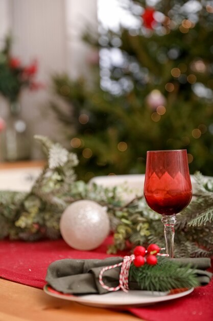 Table decoration in traditional Christamas colors red green and white