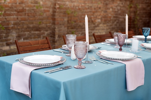 휴일 및 결혼식 저녁 식사를위한 테이블 장식. 야외 레스토랑에서 휴일 결혼식 피로연 테이블.