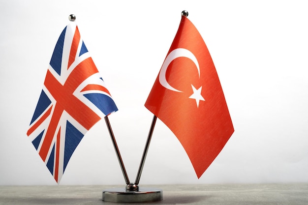 白い背景のイギリスとトルコの表旗