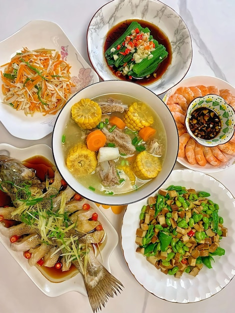 スープ、ご飯、魚を含む食事のテーブル。