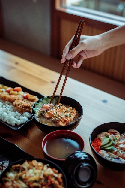 お茶碗や茶わんなどの食べ物でいっぱいのテーブル。