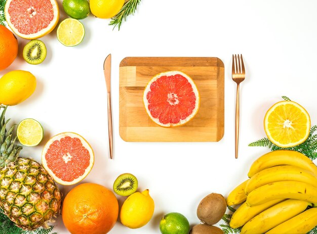 Foto un tavolo pieno di frutta tra cui pompelmo, kiwi, kiwi, kiwi, kiwi, kiwi, kiwi, kiwi, kiwi e altri frutti