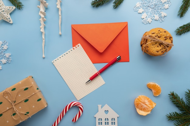 Foto sul tavolo c'è una lettera con gli auguri di natale