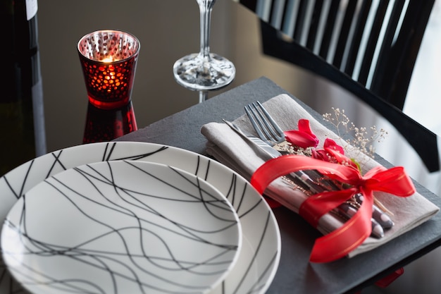 休日の装飾が施されたテーブルの場所の設定。ロマンチックなディナー。