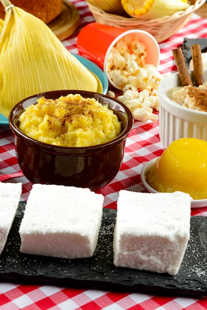 Foto tavola preparata per la festa tradizionale - festa junina.