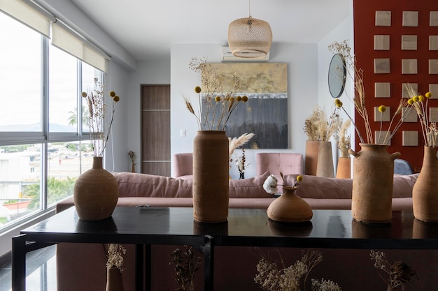 현대적인 디자인의 멕시코 과달라하라가 있는 방의 테이블