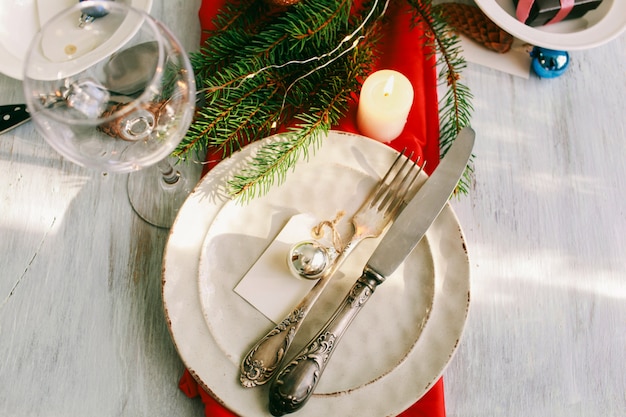 Tavolo servito per la cena di natale in salotto. decorazioni invernali