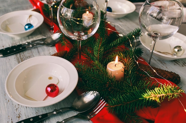 Tavolo servito per la cena di natale in salotto.