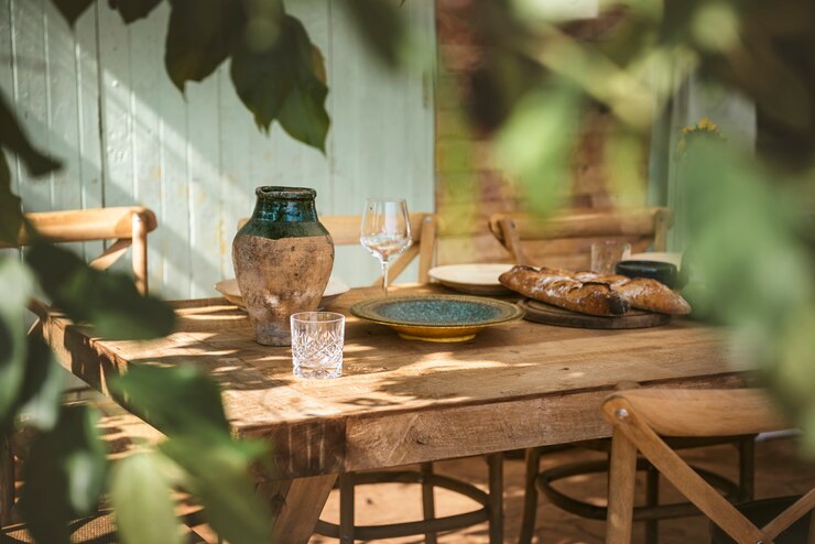 Photo table set for dinner at the veranda