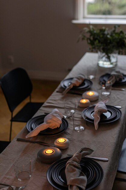 Foto una tavola apparecchiata per una cena con sopra delle candele