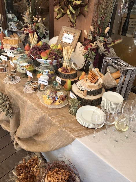 Foto un tavolo apparecchiato per una cena di ringraziamento