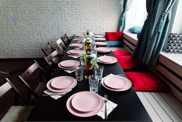 Сервированный стол для свадьбы или другого ужина с обслуживанием в ресторане или кафе