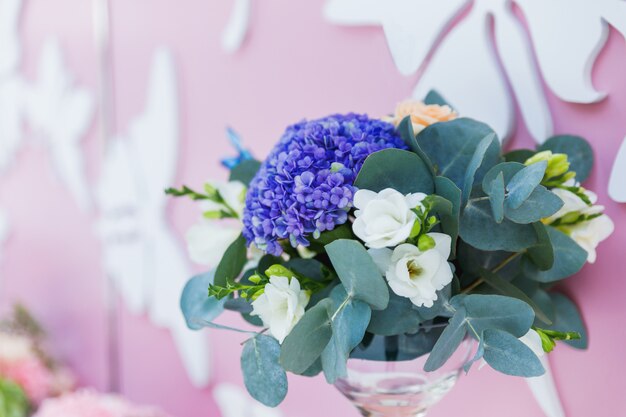 Table set for wedding banquet with floral composition of roses and hydrangea. F