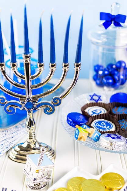 Foto tavola apparecchiata con cocktail e cioccolatini per celebrare hanukkah.