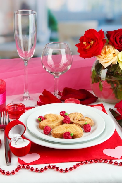 Сервировка стола в честь Дня святого Валентина на фоне комнаты