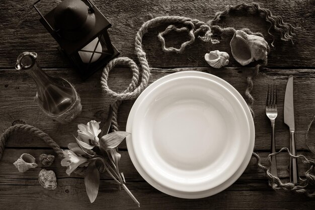 写真 レトロなスタイルの上面図のテーブルセッティング黒と白の様式化