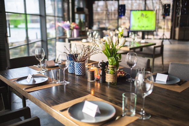 Table setting in the restaurant. Glasses, plates and cutlery