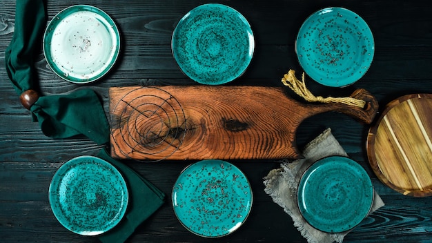 Foto messa in tavola un set di piatti su un tavolo buio preparare il tavolo per la cena vista superiore