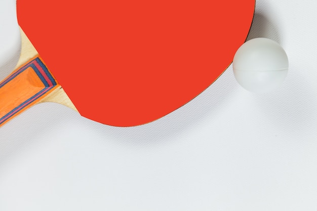 Photo table tennis racket and ball on a white background