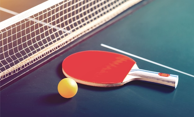 Фото Ракетки для настольного тенниса и мяч на столе