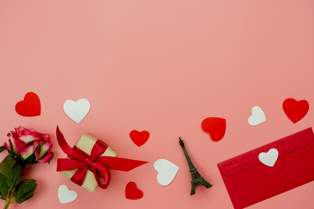 Foto antenna di vista del piano d'appoggio della festa di san valentino delle decorazioni.