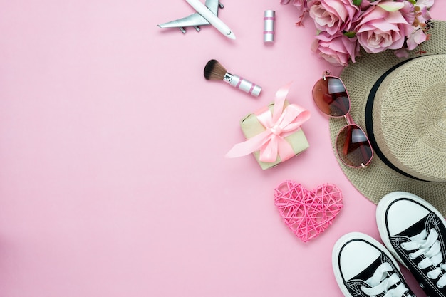 Foto vista dall'alto del tavolo di san valentino decorazioni e donne cosmetiche.