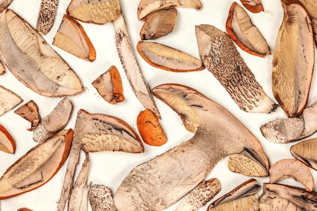 갓 고른 삼림 버섯 - 오렌지 컵 스카버 줄기 - 얇은 조각으로 자르고 흰 종이에 남겨서 건조시키는 탁상용