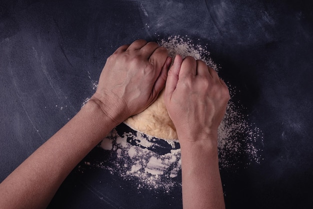 Tavolo con prodotti da forno e strumenti