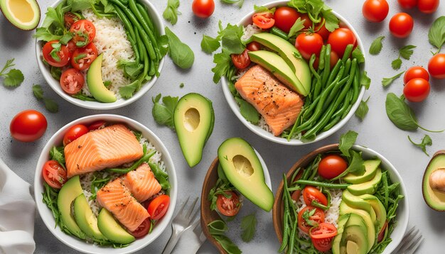 Foto un tavolo con ciotole di cibo tra cui salmone, avocado e pomodori