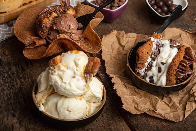 アイスクリームの入ったボウルと、チョコレートアイスクリームが入ったアイスクリームのボウルと、アイスクリームのボウルが置かれたテーブル。