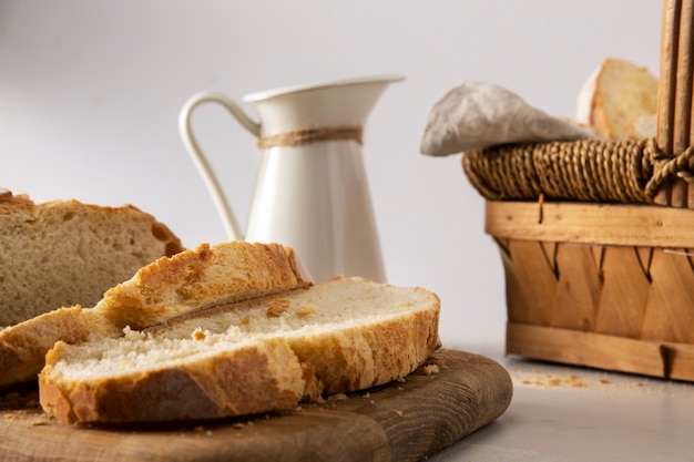 Foto tavolo con pane e cestino