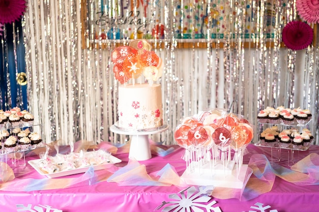 Tavolo con torta e dolci alla festa di compleanno della bambina. Foto Premium