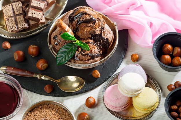 A table with desserts and desserts including macaroons, macaroons, macaroons, and chocolate.