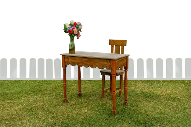 花瓶と木製の椅子のあるテーブル 庭の芝生の上に座っています