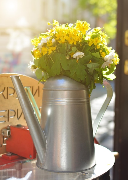 Un tavolo con fiori di un caffè di strada una messa a fuoco morbida