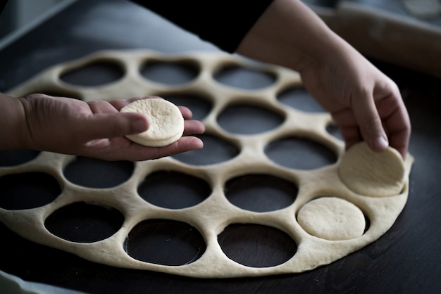 Foto tavolo con ciambelle fatte in casa durante il processo