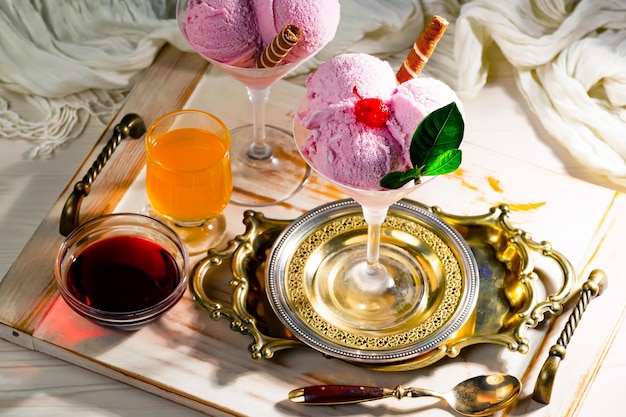 아이스크림 한 접시와 레드 와인 한 잔이 있는 테이블.