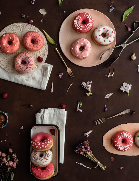 Photo a table with plates of donuts and a plate of donuts on it