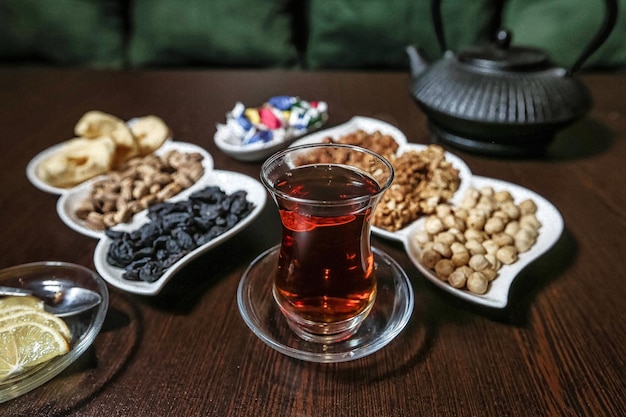 食事 の 皿 と 茶 の 杯 を 持っ て いる テーブル