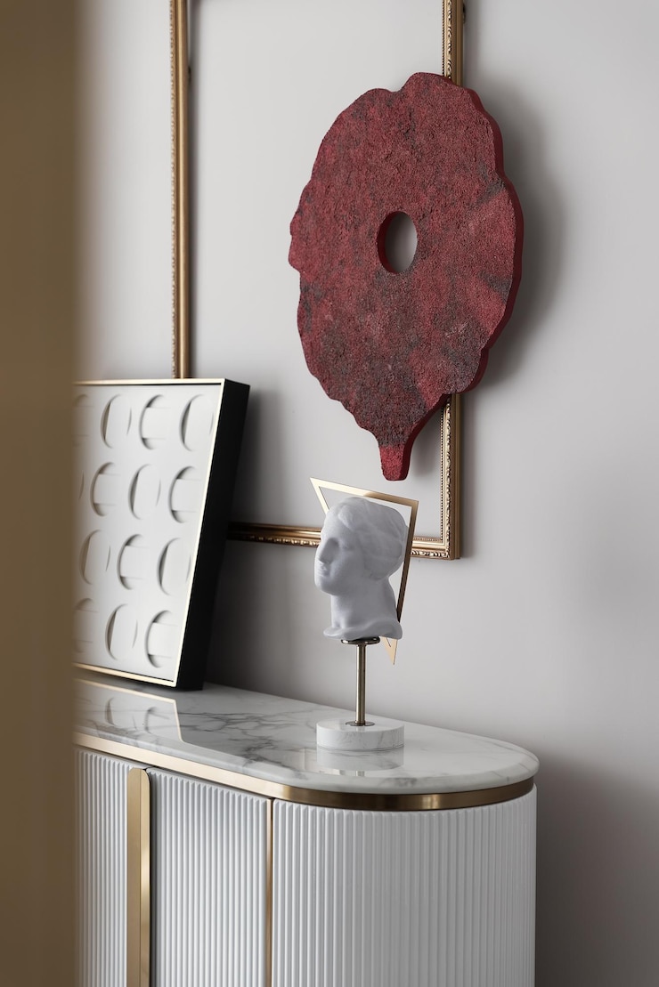 Photo a table with a red piece of art on it