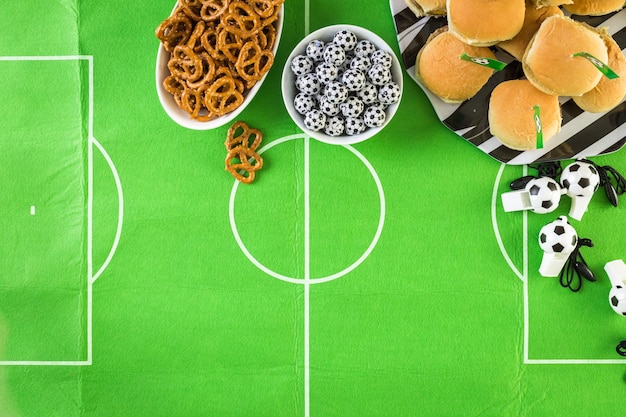 Foto tavolo con snack per la festa del calcio.